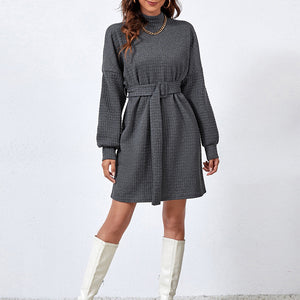 Langärmeliges Gürtelkleid
