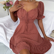 Laden Sie das Bild in den Galerie-Viewer, Einfarbiges gepunktetes kurzärmliges Kleid mit Rüschen