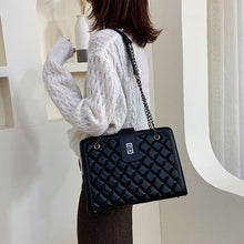 Laden Sie das Bild in den Galerie-Viewer, Modische kleine quadratische Tasche mit Kette