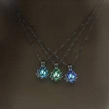 Laden Sie das Bild in den Galerie-Viewer, Leuchtende Lotusblume Halskette