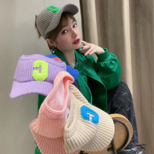 Laden Sie das Bild in den Galerie-Viewer, Süße gestrickte warme Baseballmütze