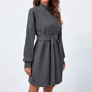Langärmeliges Gürtelkleid