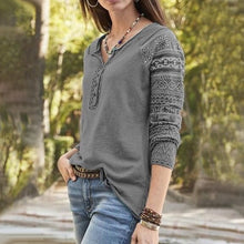 Laden Sie das Bild in den Galerie-Viewer, Einfarbiges T-Shirt mit Blumenmuster