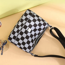 Laden Sie das Bild in den Galerie-Viewer, Exquisite vielseitige modische wasserdichte karierte Umhängetasche aus Nylon