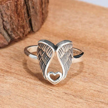 Laden Sie das Bild in den Galerie-Viewer, Ring mit Engel- und Herzdesign