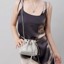 Laden Sie das Bild in den Galerie-Viewer, Diamant-Umhängetasche mit Kordelzug