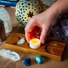 Laden Sie das Bild in den Galerie-Viewer, Tarot Kerzenhalter aus Holz