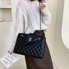 Laden Sie das Bild in den Galerie-Viewer, Modische kleine quadratische Tasche mit Kette