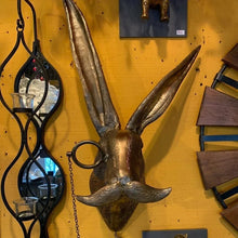 Laden Sie das Bild in den Galerie-Viewer, Anhänger aus Kunstharz mit Tierkopf