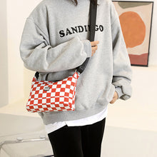 Laden Sie das Bild in den Galerie-Viewer, Exquisite vielseitige modische wasserdichte karierte Umhängetasche aus Nylon