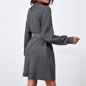 Langärmeliges Gürtelkleid