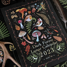 Laden Sie das Bild in den Galerie-Viewer, Dunkelwald Mondkalender 2022/2023