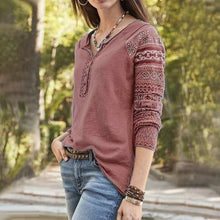 Laden Sie das Bild in den Galerie-Viewer, Einfarbiges T-Shirt mit Blumenmuster