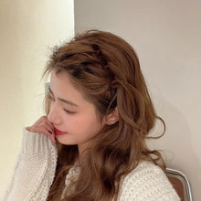 Laden Sie das Bild in den Galerie-Viewer, Beflockte geflochtene Haarspange
