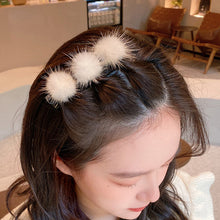 Laden Sie das Bild in den Galerie-Viewer, Entenschnabelclip aus Nerzfeder