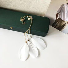 Laden Sie das Bild in den Galerie-Viewer, Federfranse linker Ohrclip