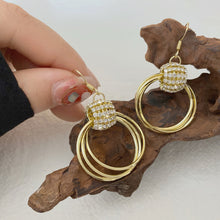 Laden Sie das Bild in den Galerie-Viewer, Geometrische geschichtete Diamantohrringe