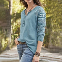 Laden Sie das Bild in den Galerie-Viewer, Einfarbiges T-Shirt mit Blumenmuster