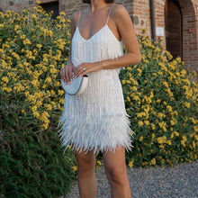 Laden Sie das Bild in den Galerie-Viewer, Spaghettiträgerkleid mit Pailletten und Federfransen für Damen