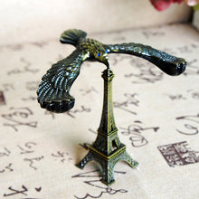 Laden Sie das Bild in den Galerie-Viewer, Adler-Eiffelturmmodell aus Legierung