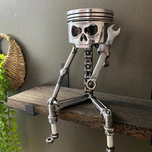 Laden Sie das Bild in den Galerie-Viewer, Schädel Gesicht Verzierung aus Harz