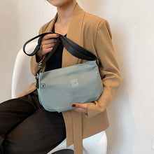 Laden Sie das Bild in den Galerie-Viewer, Klassische Umhängetasche aus massivem Nylon