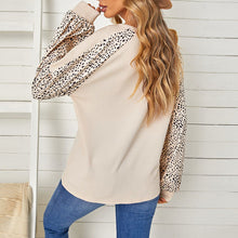 Laden Sie das Bild in den Galerie-Viewer, Langärmliges T-Shirt mit Rundhalsausschnitt und Leopardenmuster