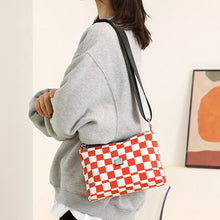 Laden Sie das Bild in den Galerie-Viewer, Exquisite vielseitige modische wasserdichte karierte Umhängetasche aus Nylon