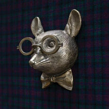 Laden Sie das Bild in den Galerie-Viewer, Anhänger aus Kunstharz mit Tierkopf