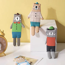 Laden Sie das Bild in den Galerie-Viewer, Niedlicher magnetischer karierter Bär Kühlschrankmagnet