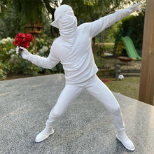 Laden Sie das Bild in den Galerie-Viewer, Blume-werfender Junge Ornament