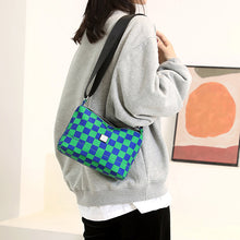 Laden Sie das Bild in den Galerie-Viewer, Exquisite vielseitige modische wasserdichte karierte Umhängetasche aus Nylon