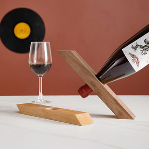 Ausgeglichenes Weinregal
