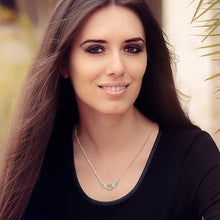 Laden Sie das Bild in den Galerie-Viewer, Glänzende Halskette mit Engelsflügel