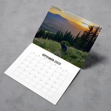 Laden Sie das Bild in den Galerie-Viewer, Lustiges Kalendergeschenk - Kackender Hundekalender