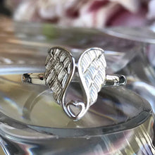Laden Sie das Bild in den Galerie-Viewer, Ring mit Engel- und Herzdesign
