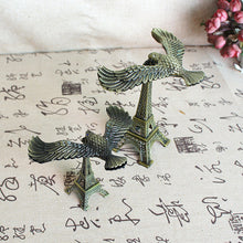 Laden Sie das Bild in den Galerie-Viewer, Adler-Eiffelturmmodell aus Legierung