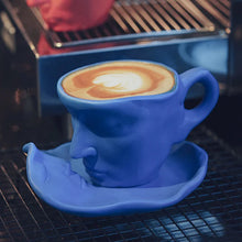 Laden Sie das Bild in den Galerie-Viewer, Kreative Exquisite Künstlerische Kuss-Kaffeetasse aus Keramik