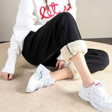 Laden Sie das Bild in den Galerie-Viewer, Plüsch-Jogginghose für Damen