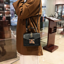 Laden Sie das Bild in den Galerie-Viewer, Kleine quadratische Tasche mit Steinmuster