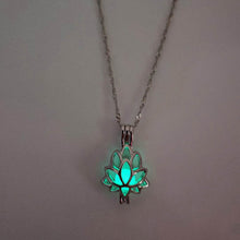 Laden Sie das Bild in den Galerie-Viewer, Leuchtende Lotusblume Halskette