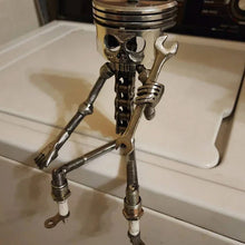 Laden Sie das Bild in den Galerie-Viewer, Schädel Gesicht Verzierung aus Harz