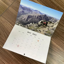 Laden Sie das Bild in den Galerie-Viewer, Lustiges Kalendergeschenk - Kackender Hundekalender