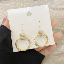 Laden Sie das Bild in den Galerie-Viewer, Geometrische geschichtete Diamantohrringe