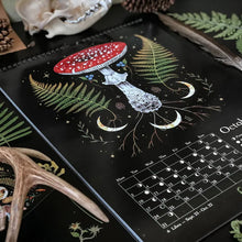 Laden Sie das Bild in den Galerie-Viewer, Dunkelwald Mondkalender 2022/2023