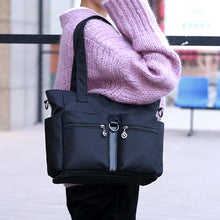 Laden Sie das Bild in den Galerie-Viewer, Damen wasserdichte Reisetasche aus Nylongewebe mit großer Kapazität