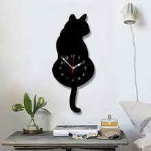 Laden Sie das Bild in den Galerie-Viewer, Wanduhr mit wedelndem Schwanz der Katze