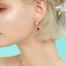 Laden Sie das Bild in den Galerie-Viewer, Goldrand Rubin Ohrstecker