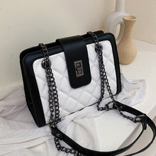 Laden Sie das Bild in den Galerie-Viewer, Modische kleine quadratische Tasche mit Kette