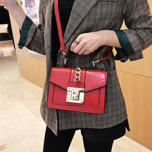 Laden Sie das Bild in den Galerie-Viewer, Kleine quadratische Tasche mit Steinmuster